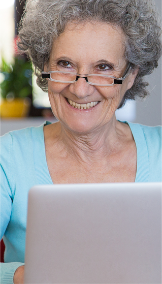 Señora mayor usando un ordenador portátil